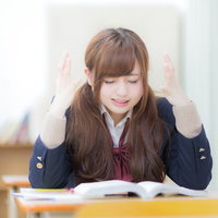 習ったはずの公式がまったく出てこない女子高生、両手を上げて困惑の写真