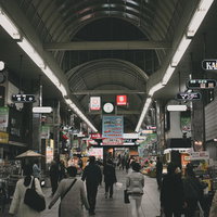 神戸・板宿本通商店街のアーケード通路と店舗風景の写真