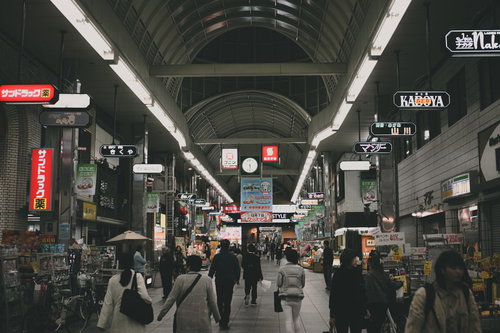 神戸・板宿本通商店街のアーケード通路と店舗風景