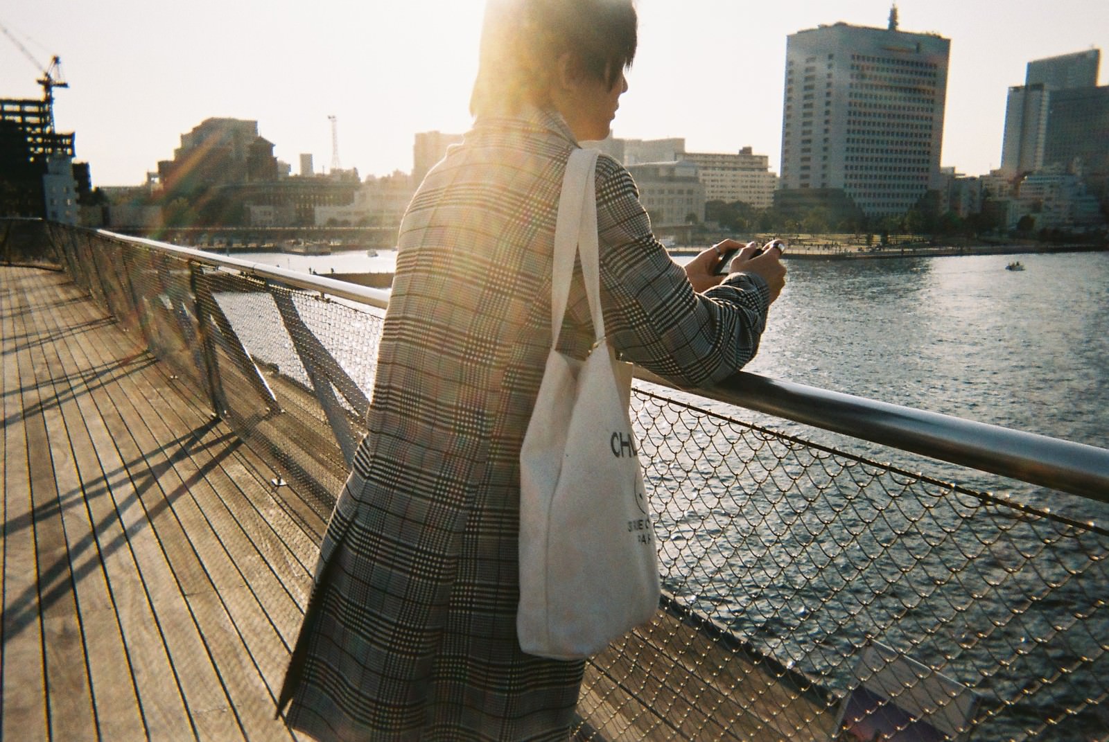 夕暮れの大さん橋で一人佇む男性の後ろ姿