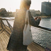 大さん橋の桟橋で待ち合わせする男性の後ろ姿の写真