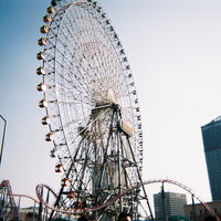 定番のデートコース、青空に映える観覧車とビル風景の写真