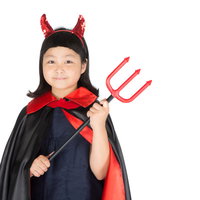 ハロウィンの仮装が何よりの楽しみな娘、赤い角と三叉槍で悪魔に変身の写真