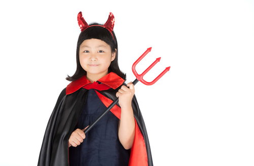 ハロウィンの仮装が何よりの楽しみな娘、赤い角と三叉槍で悪魔に変身