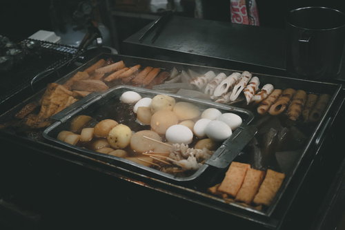 準備の整った屋台のおでん鍋、大根・卵・はんぺんが煮込まれた営業風景