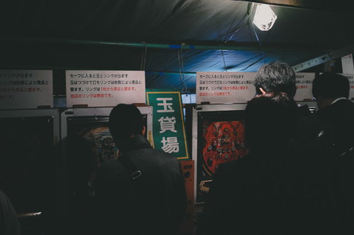 レトロパチンコの屋台に並ぶお客さんと昭和の屋台風景