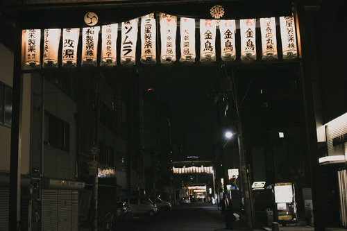 神農祭の提灯がぶら下がる路地裏の夜景