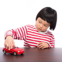 買ってもらった車のおもちゃでブーンする前髪パッツンの女の子の写真