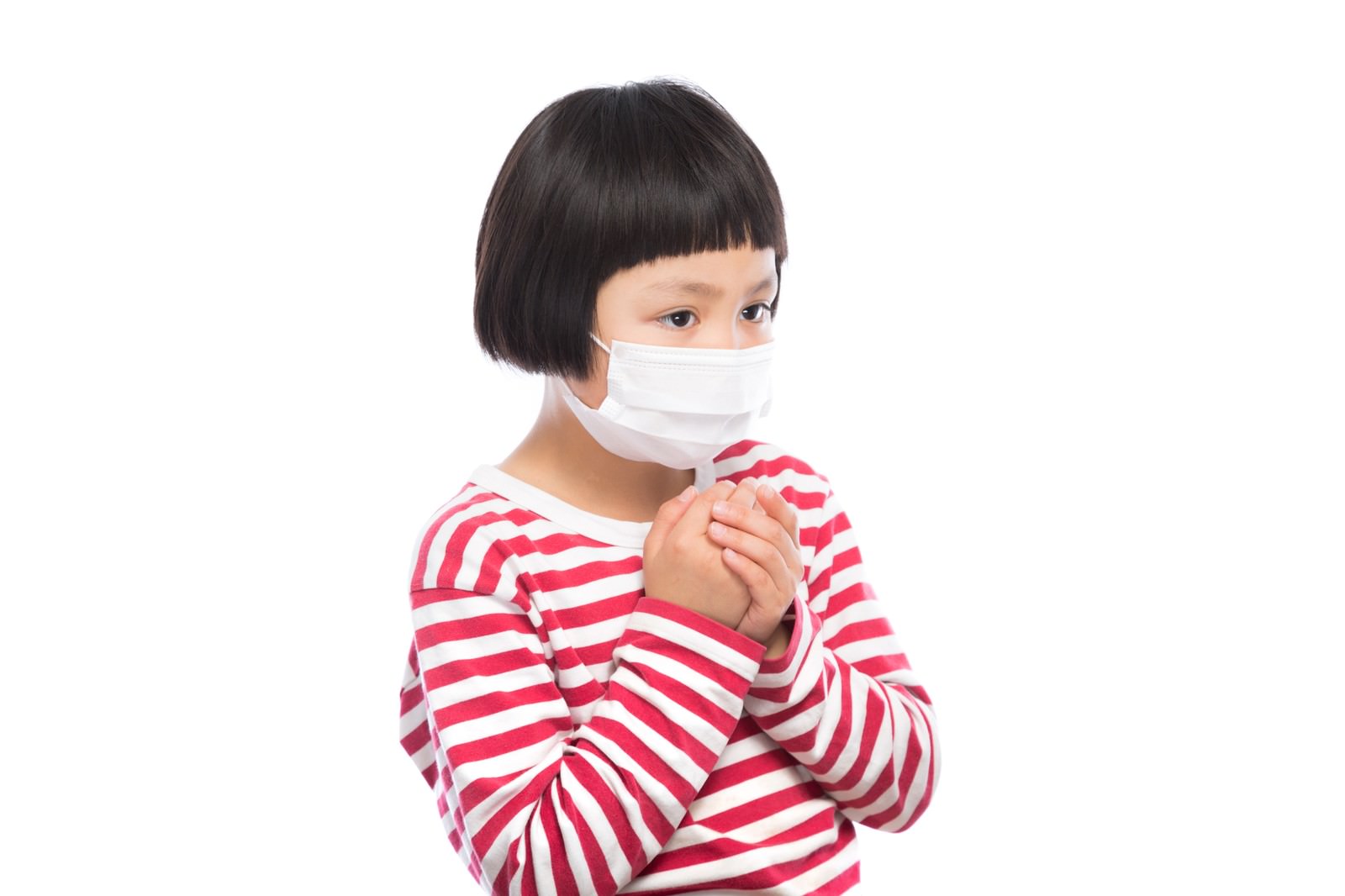 赤白ボーダーの服を着て、白いマスクをしている小学生［モデル：ゆうき］