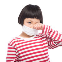 マスクをして咳き込む花粉症の小学生、予防と健康啓発の写真