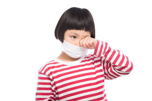 マスクをして咳き込む花粉症の小学生、予防と健康啓発