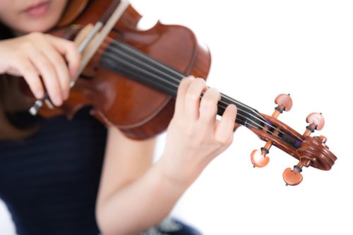 ヴァイオリンを演奏中の手元、弓と弦の位置関係