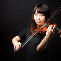 ヴァイオリンを演奏する女性のプロフェッショナルポートレートの写真