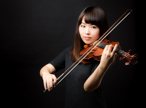 ヴァイオリンを演奏する女性のプロフェッショナルポートレート