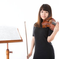 ヴァイオリンを構えて演奏する女性講師の姿の写真