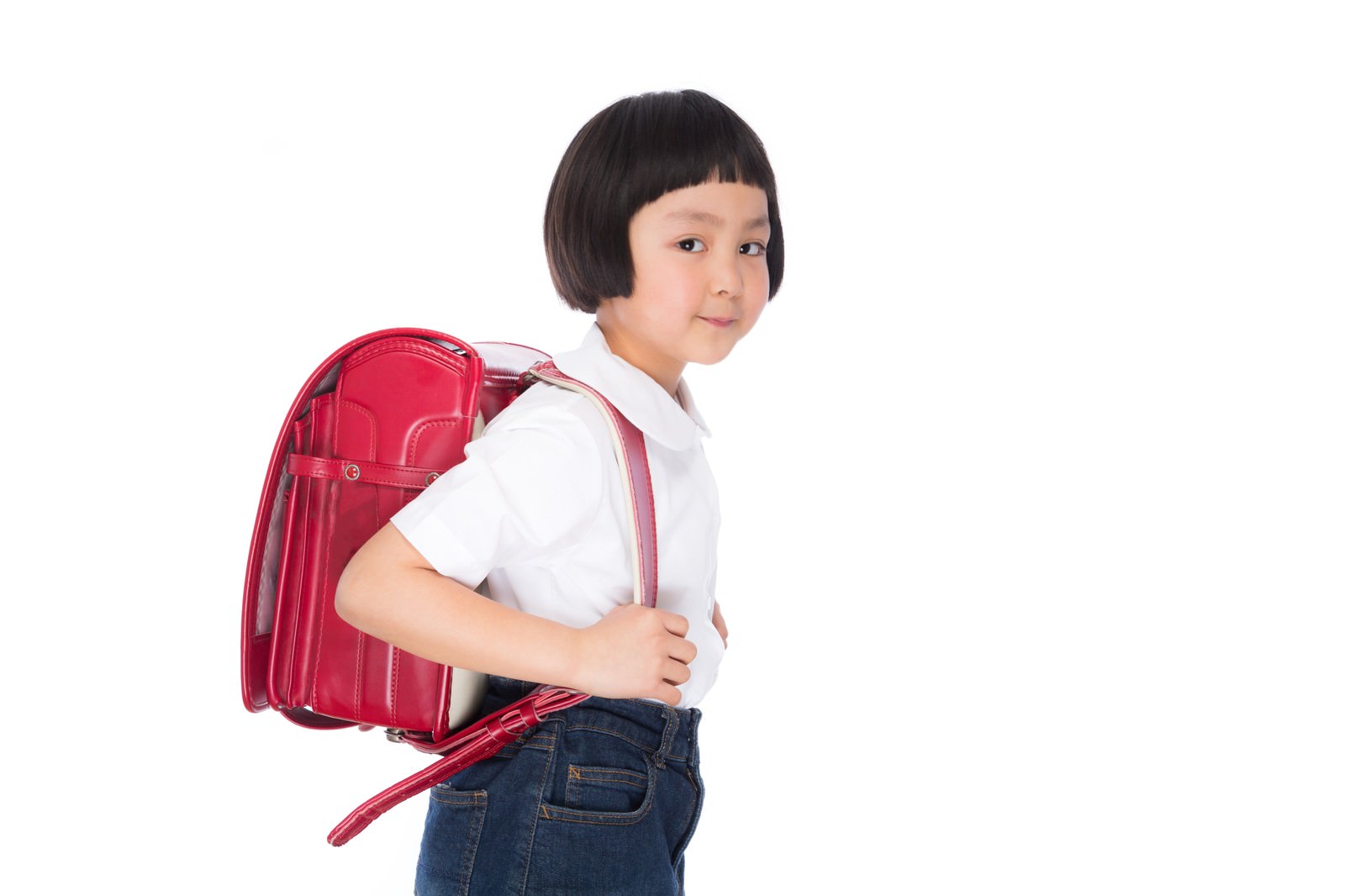 赤いランドセルを背負い、前髪がパッツンの女の子が立っている［モデル：ゆうき］