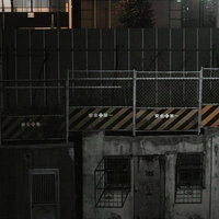 安全第一の夜間工事現場のフェンスと照明設備の写真