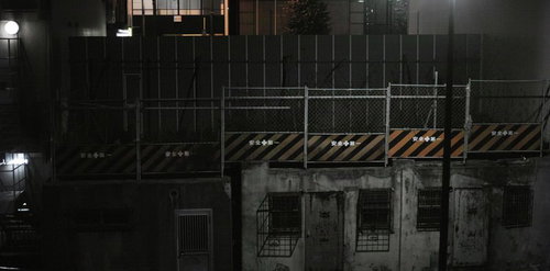 安全第一の夜間工事現場のフェンスと照明設備