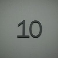 グレーの壁に書かれた黒い「10」の数字の写真
