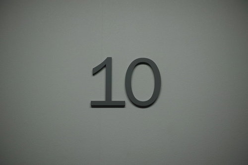 グレーの壁に書かれた黒い「10」の数字
