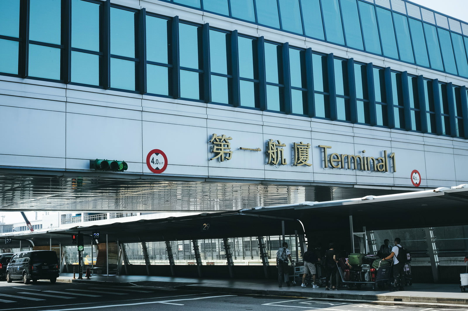 台湾桃園国際空港の停留所とターミナルビル