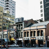タイペイの市街地風景、高層ビルと古い建物が混在する台湾の写真