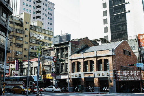 タイペイの市街地風景、高層ビルと古い建物が混在する台湾