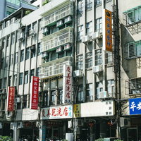 台北にある商店街の町並みと中国語の看板が並ぶ市街地風景の写真
