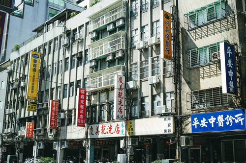 台北にある商店街の町並みと中国語の看板が並ぶ市街地風景