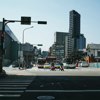 台北の交差点で信号待ちする車とバイクの車道の写真