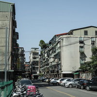 台湾サンチョン地区の中低層集合住宅が立ち並ぶ住宅街の写真