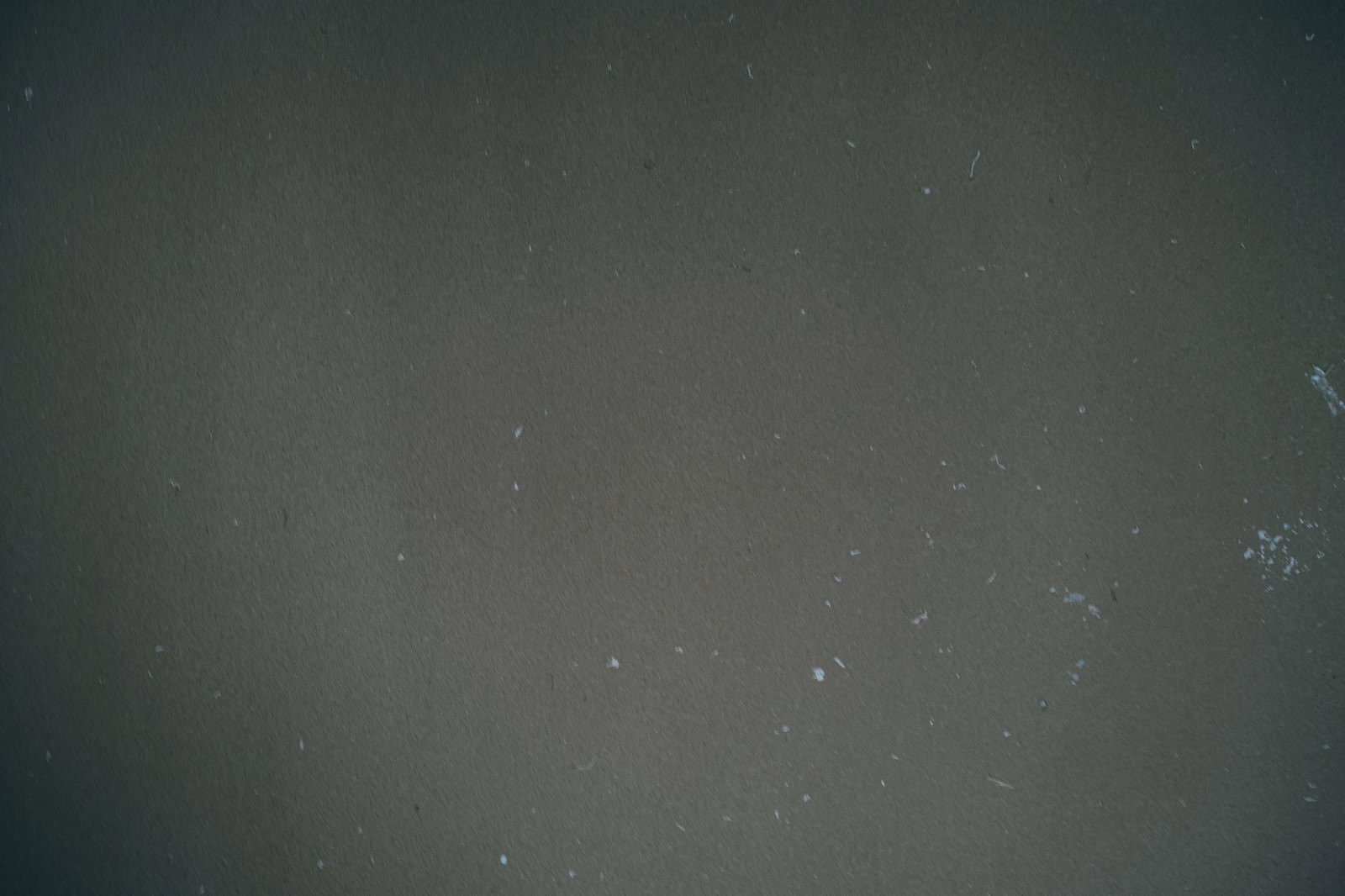 和紙のような質感を持つ黒い土壁のテクスチャー