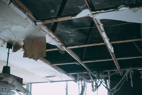 老朽化した建物で崩れ落ちる天井と傾いた柱