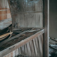 押入れとしての役割を終えた廃墟の朽ちた内部の写真