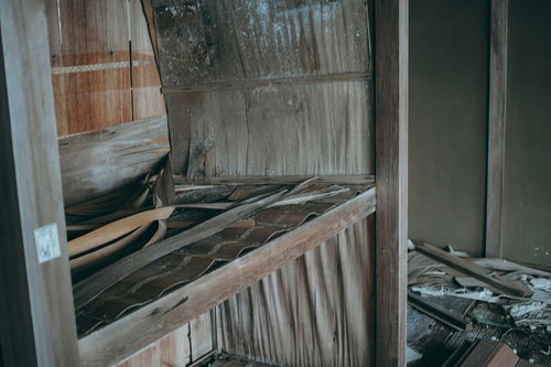 押入れとしての役割を終えた廃墟の朽ちた内部