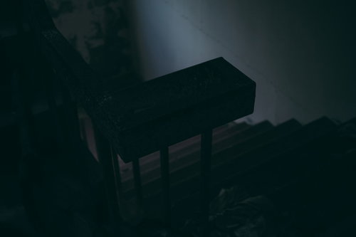 形だけを残す忘れ去られた廃墟の手すり、階段を上る