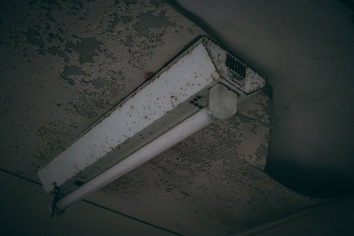 スイートスポットのような錆びがある直管電灯照明