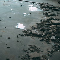 静寂の空間、砕けたコンクリートとガラスの破片の写真