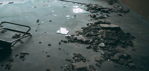 静寂の空間、砕けたコンクリートとガラスの破片