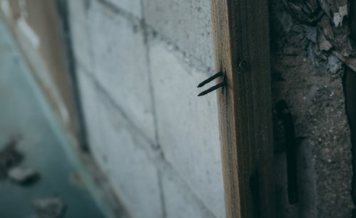 トラップのように柱から危険に突き出す錆釘