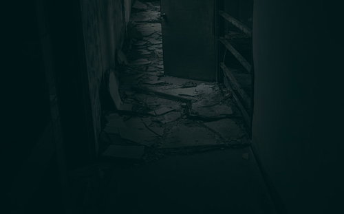 床が崩壊した建物、「早くここから抜け出さないと・・・」