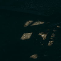 静寂の闇を僅かに照らす光と瓦礫が散らばる廃墟の写真