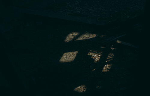 静寂の闇を僅かに照らす光と瓦礫が散らばる廃墟