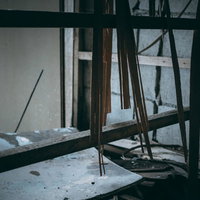 思い出と共に崩れていく木材の壁板と割れた窓ガラスの写真