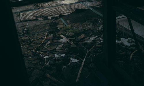 かつて人が居た面影を感じる廃墟の和室跡と朽ちた畳の散乱風景