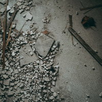 最期に見た地面、崩れた建物の床に散乱する瓦礫の写真