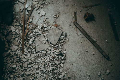 最期に見た地面、崩れた建物の床に散乱する瓦礫