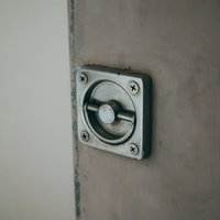 コンクリート壁に設置された防火扉の金属製取っ手の写真