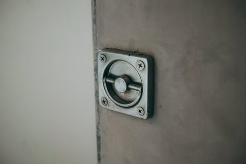 コンクリート壁に設置された防火扉の金属製取っ手