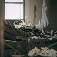 もう戻らない思い出と部屋、倒壊した廃墟の薄暗い室内の写真